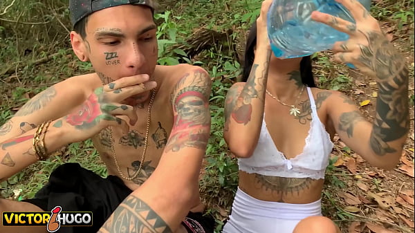 jovem tatuada fazendo sexo com um estranho no meio do mato depois de fumar um baseado 