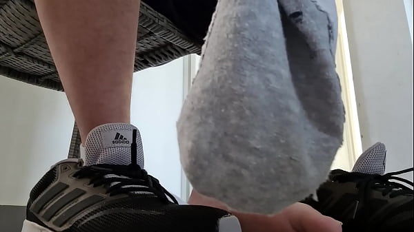 Shemale muestra sus hermosos pies debajo de la mesa 