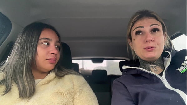 Play MP4 - Mulher motorista de aplicativo pega cadeirante na estac&atilde;o da s&eacute; ela n&atilde;o tem dinheiro pra pagar a corrida&excl; E deixa ser toda chupada depois de mijar em forma de Pagamento&excl;