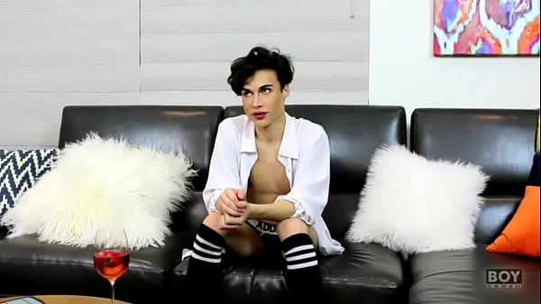 Glamorous Twink Likes It Kinky 