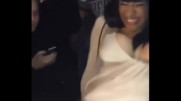 Play MP4 - Cardi B desnud&aacute;ndose  en club nocturno&period;