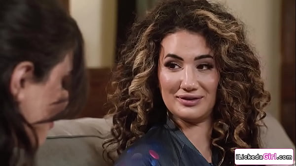 Big tits_lesbian_babe facesitting busty_arab delivery crew