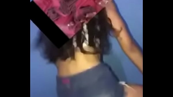 Novinha dan&ccedilando funk