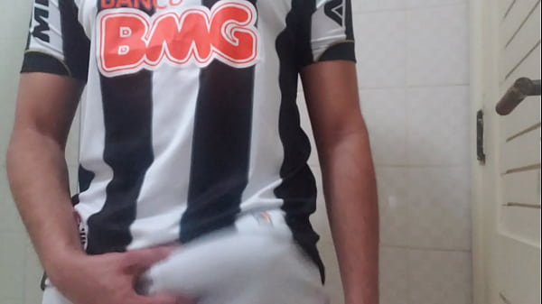 Gato atleticano ap&oacute;s o treino 