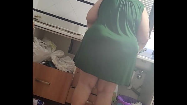 Play MP4 - Coolmarina&period; Madura se siente muy puta y para las labores dom&eacute;sticas para follar un rato