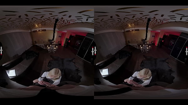 Dark room vr lika star in trouble