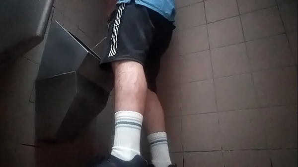 Play MP4 - Young guy peeing in a public toilet