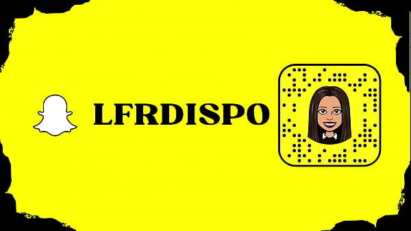 Jeune fille ruby nikara montre son cul