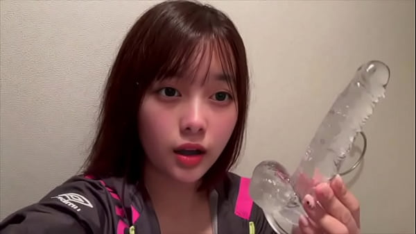 家に誰もいない内に透明の極太ディルドでイキまくりました... thumbnail