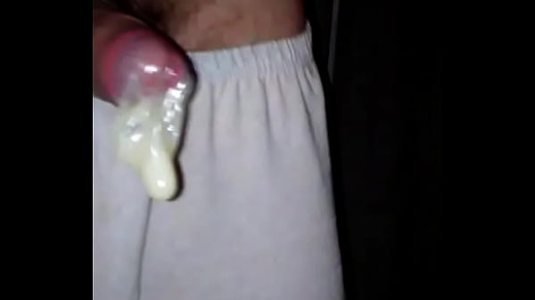 Macho batendo punheta com direito a gozada farta 