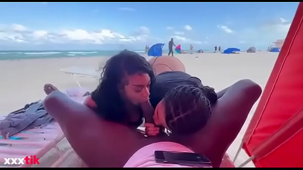 Una polla negra chupada por dos hembras negras