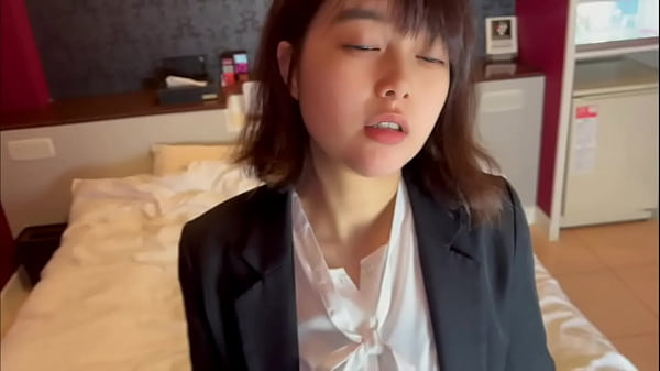 彼氏がいるのに男友達と仕事終わりに飲みに行って、沢山飲んだらムラムラしてしまってラブホで浮気してしまいました&hellip; thumbnail