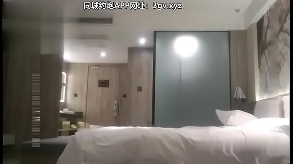 制服女神翘丰臀抽插后入 黑牛大屌双插浪叫