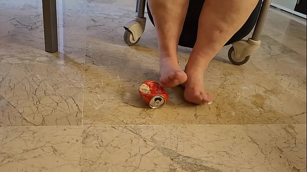 Coolmarina. Gorda madura con pies cansados se toma_una cervecita y pasan cosas con la lata