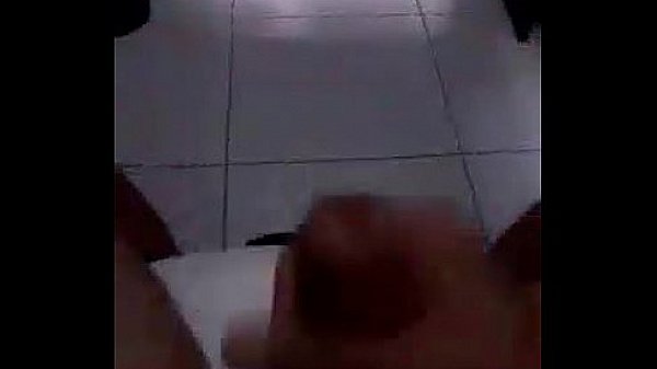 Um amigo hetero punhetando e gozando III 