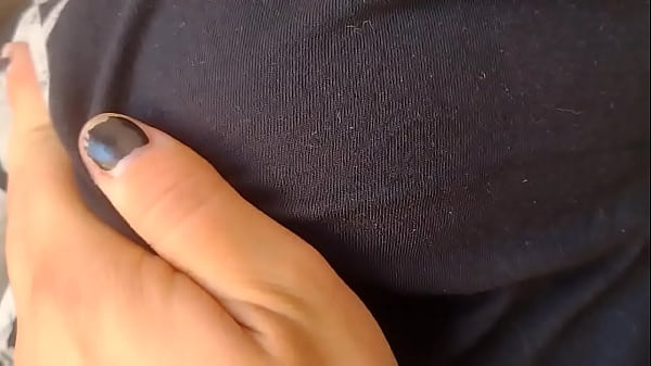 C&oacute;mo me encanta apretarle los pezones a mi yumi