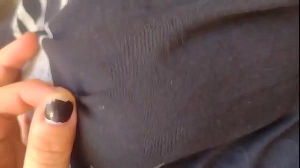 C&oacute;mo me encanta apretarle los pezones a mi yumi 