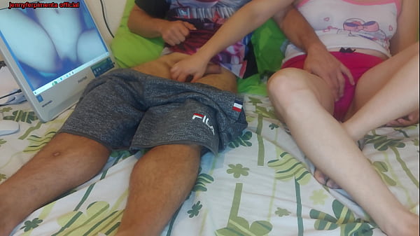 Play MP4 - Meio irm&atilde;o assiste porn&ocirc; com meia irm&atilde; e ela gosta de foder