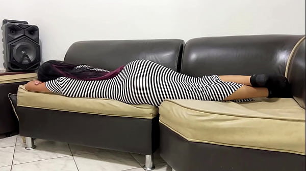 Play MP4 - Hermosa Hijastra Tienta a su Padrastro En Vestido muy Ajustado y Sexy y con un Enorme Culo Irresistible