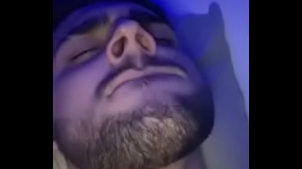 GAROTO BATENDO ATE LEITAR gostoso 