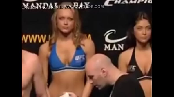 Ring girl quick watching on a dick