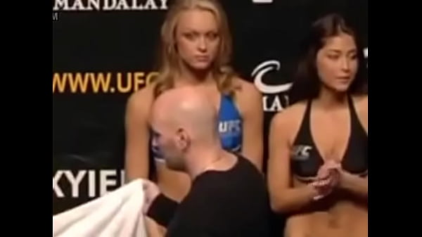Ring girl quick watching on a dick