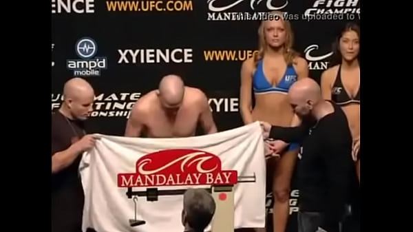 Ring girl quick watching on a dick