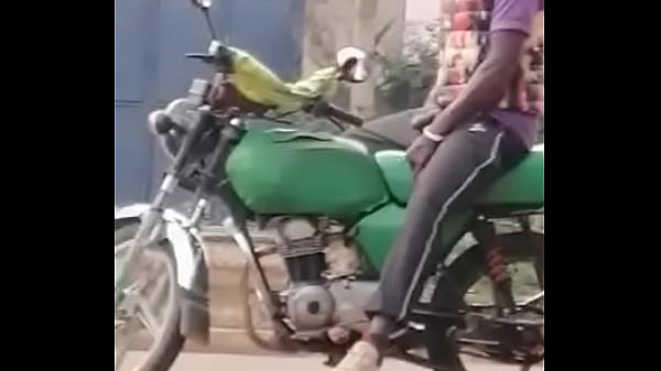 Play MP4 - Leaked Kenyan boda boda man mustabating in public