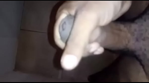 Pica gostosa derramando leite 