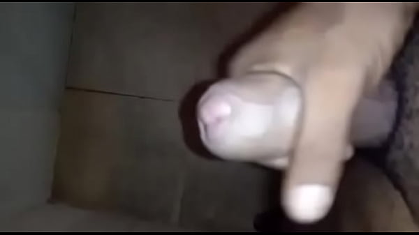 Pica gostosa derramando leite 