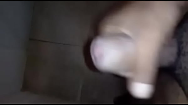 Pica gostosa derramando leite 