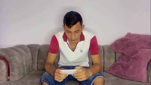 Nonton Ense&ntilde;o A Mi Peque&ntilde;a Hermanastra A Jugar En El Celular Mientras Le Hago Sentir Mi Enorme Polla thumbnail