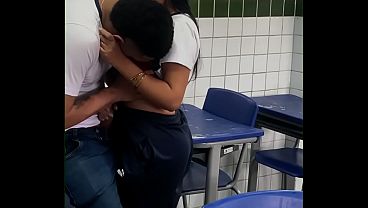 Na escola a morena novinh 18 anos do ensino m&eacute_dio fudeu gostoso com o amigo na sala de aula e caiu na net