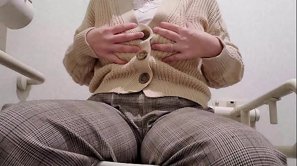 Play MP4 - 【オナニー・自撮り】お店のトイレで大胆にオナニーする人妻