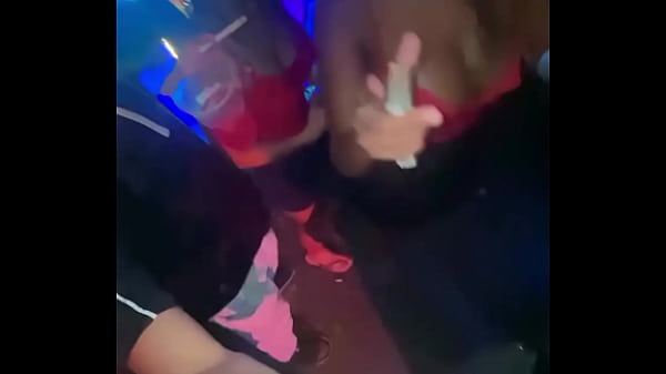 Pretinha putona safadadançando funk_de sainha mostrando a calcinha