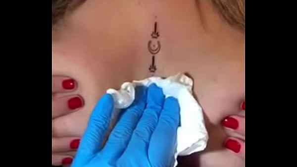 Tatuagem da loira peituda.