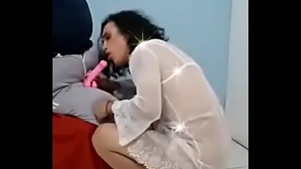 puta complaciente se derrite por una gran verga 