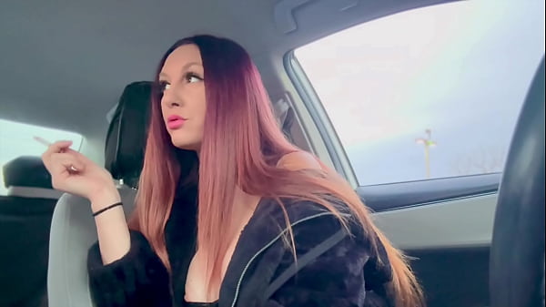 Artemisia Love Mostra Peitos Grandes No Carro Com Cigarro