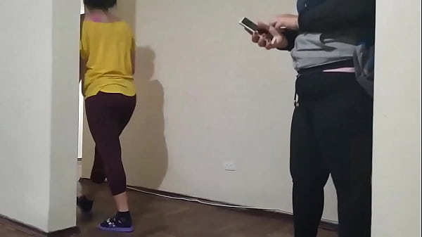 Play MP4 - A mi esposa la visita su mejor amiga y se queda con nosotro en la misma cama y terminamos follando sin que mi mujer se diera cuenta que buena follada le di a la muy puta