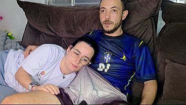 Stepsister &eacute_ seduzida pelo meio-irm&atilde_o enquanto assiste ao jogo do brasil
