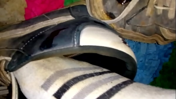 Tirando_cuspindo_tênis_vans detonados