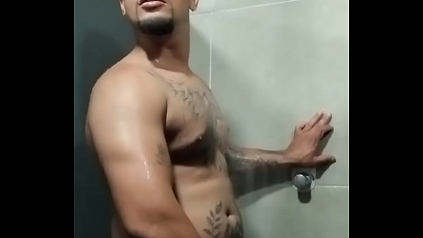 Cheio de tes&atilde;o no banheiro da academia link na bio 