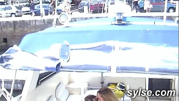 Play MP4 - 2 amatrices lesbiennes exhib se godent en public au port