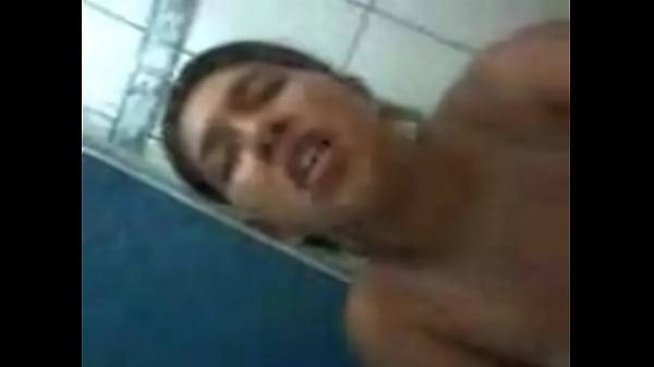 Peituda Batendo uma Siririca no Banheiro 