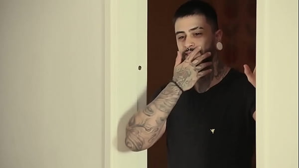 Gostosa Tatuada Transando A Amiga thumbnail