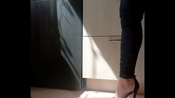 Pee In Heels Sunlit thumbnail