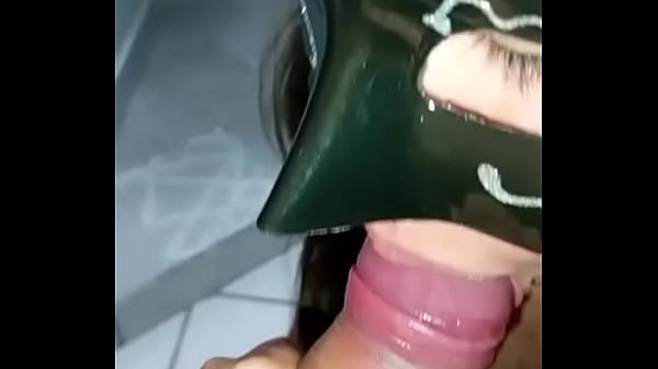 Play MP4 - Chup&aacute;ndole la verga a mi novio hasta hacerlo venir