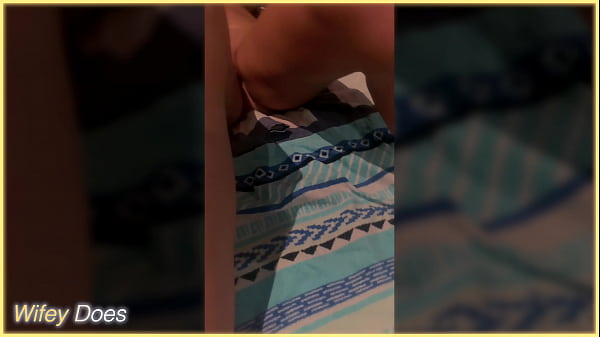 Nonton Milf Flashes Smooth Pussy thumbnail