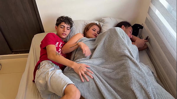 HIJASTRO CONSIGUE COMPARTIR CAMA CON SU MADRASTRA Y LOGRA CUMPLIR SU FANTASIA SIN SER VISTO 