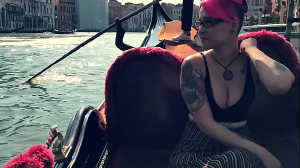 Play MP4 - Fui pra It&aacute;lia e Bati uma Siririca na G&ocirc;ndola em P&uacute;blico